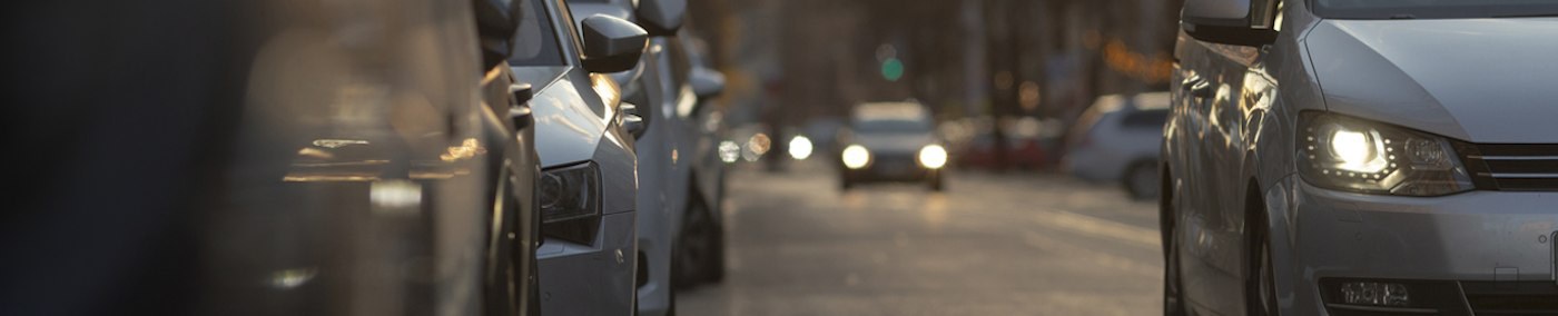 Im Stadtverkehr gelten andere Anforderungen als auf Landstraßen oder Autobahnen: Enge Gassen, knapper Parkraum, häufige Stopps und Umweltzonen verlangen besondere Fähigkeiten. Ein gutes Stadtauto muss mehr bieten als Kompaktheit. Die wichtigsten Eigenschaften und Kauftipps finden Sie hier.