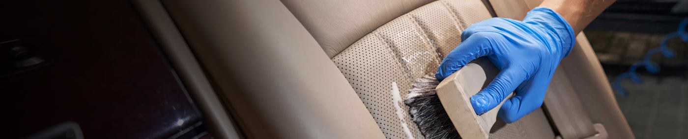 Wasserflecken auf Autositzen können durch verschiedene Faktoren entstehen, sei es durch Schwitzen oder durch feuchte Gegenstände, die im schlimmsten Fall auch für Schimmel im Auto sorgen können. Doch keine Sorge, es gibt einfache Methoden, um diese Flecken wieder loszuwerden.