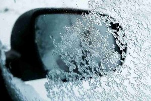 Preview Image of WINDSCHUTZSCHEIBE ENTEISEN WIE EIN PROFI: SO MACHEN SIE IHRE AUTOSCHEIBEN SICHER & SCHNELL EISFREI