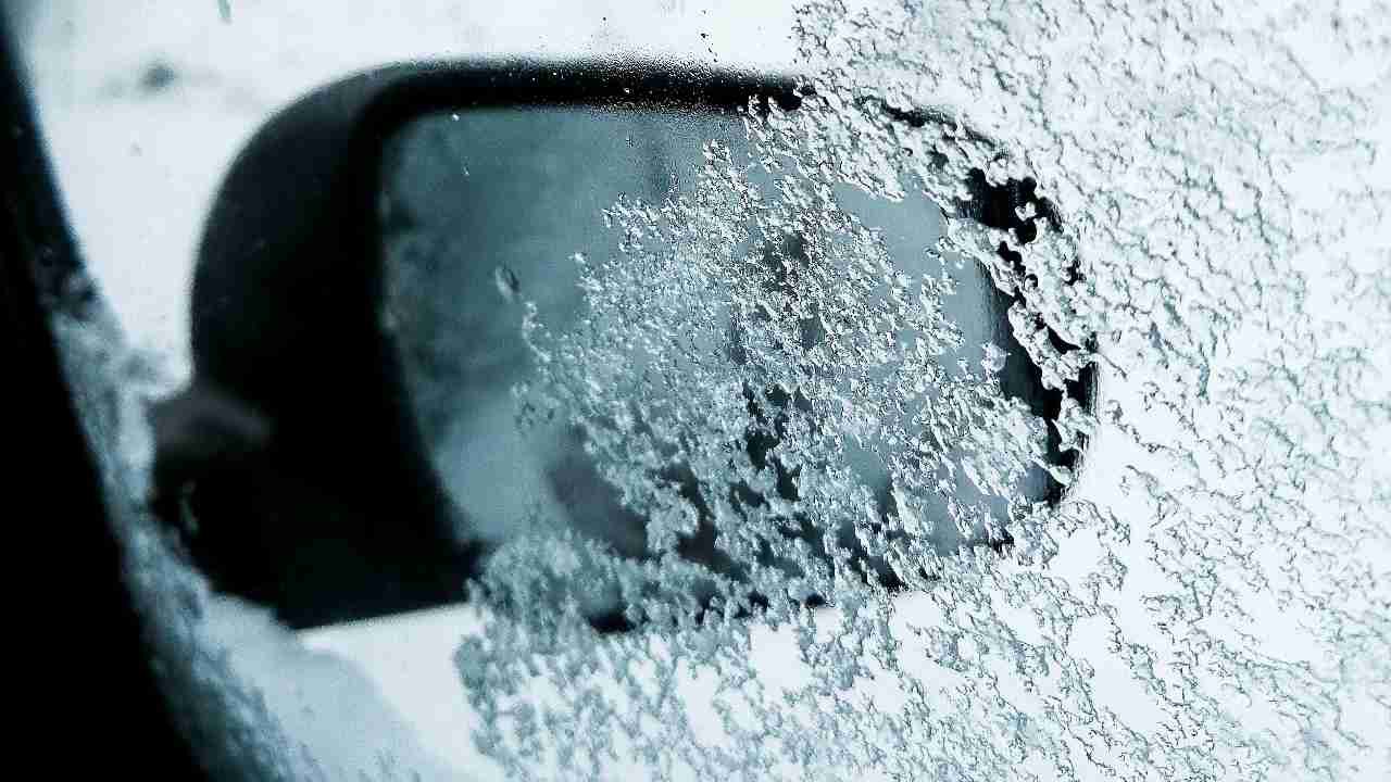 Preview Image of WINDSCHUTZSCHEIBE ENTEISEN WIE EIN PROFI: SO MACHEN SIE IHRE AUTOSCHEIBEN SICHER & SCHNELL EISFREI