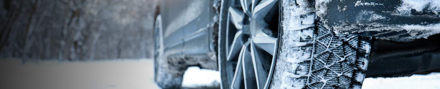 Winterreifen müssen nicht nur auf winterlicher Fahrbahn liefern, sondern auch bei nasser und trockener Piste performen und dürfen dabei auch nicht den Verbrauch ins Unendliche treiben. Um den optimalen Winter-Pneu für Ihr Auto zu finden, sind seriöse Reifentests wie jene von AUTO BILD und ÖAMTC empfehlenswert.
