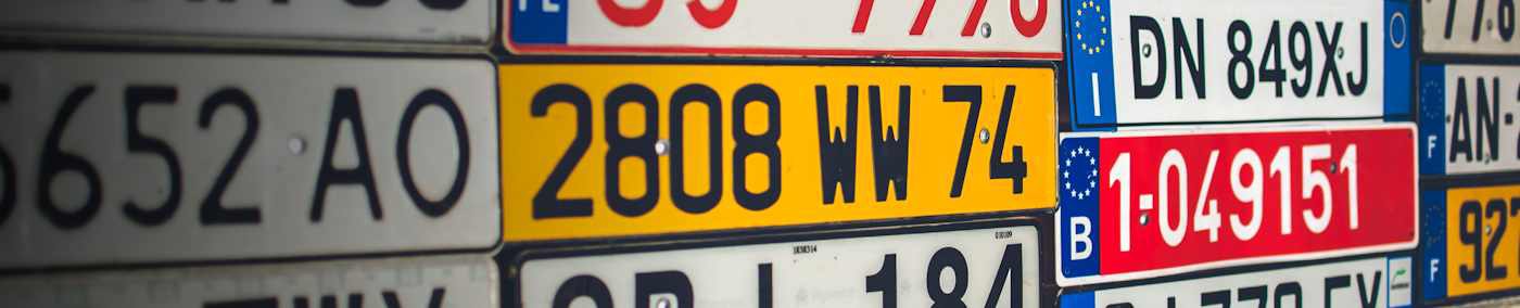 Die Möglichkeit der Anmeldung eines Wunschkennzeichens gibt es seit Anfang der 90er. Generell kann jeder ein Wunschkennzeichen beantragen. Es gibt jedoch bestimmte Vorgaben, an die man sich halten muss.