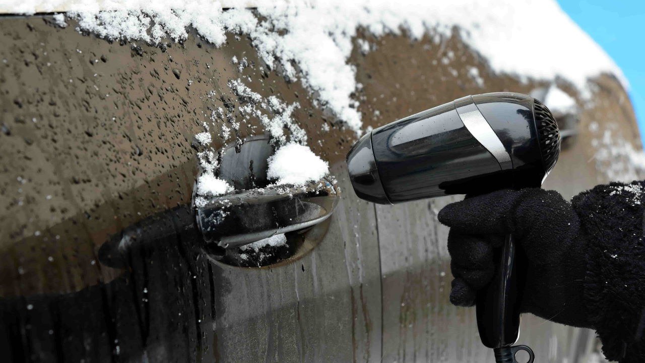 Autotüre ist eingefroren: Flüssigkeit überschütten, sonst wird's teuer
